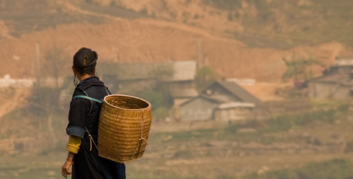 Voyage au Vietnam du nord chez les ethnies montagnardes, femme au travail